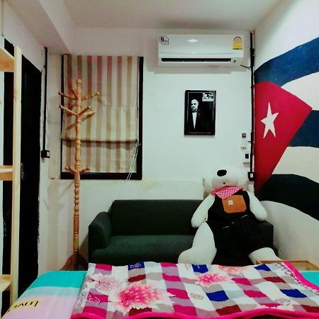 The Sleepless Boutique Hostel Бангкок Екстер'єр фото