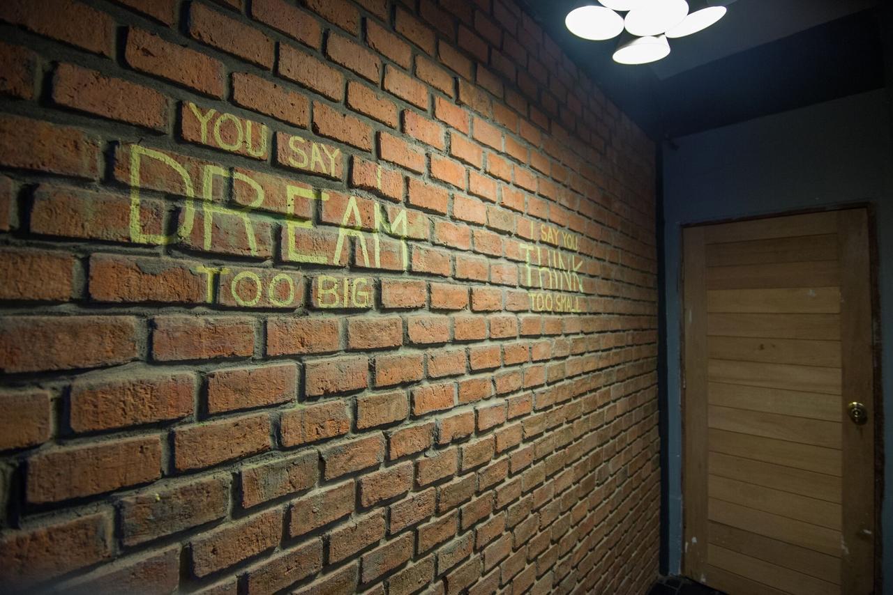 The Sleepless Boutique Hostel Бангкок Екстер'єр фото