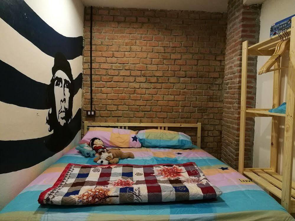 The Sleepless Boutique Hostel Бангкок Екстер'єр фото