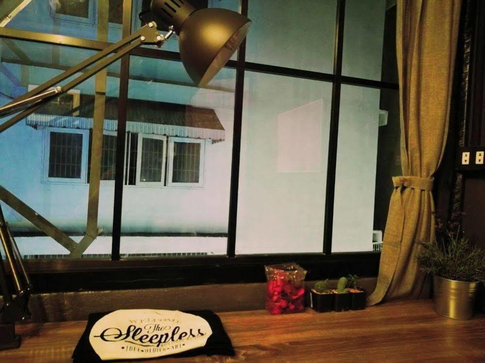 The Sleepless Boutique Hostel Бангкок Екстер'єр фото
